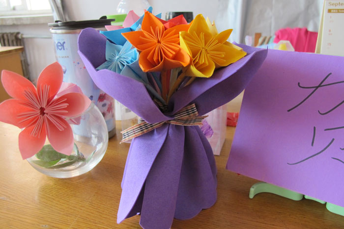 学生为老师送上亲手制作的小礼物